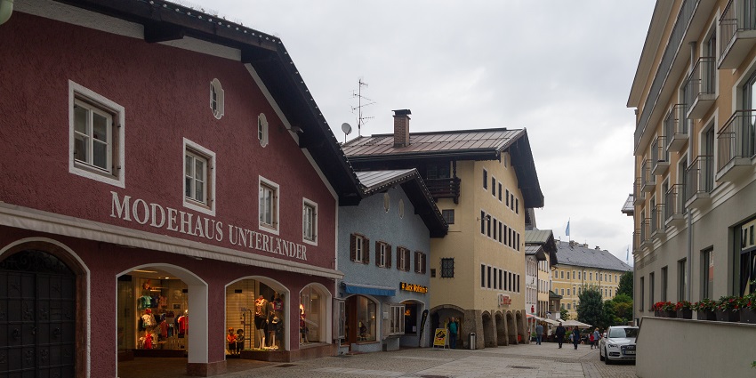 A picture of the buildings in Berchtesgaden, displaying its beautiful architecture.