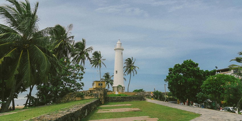 The best time to visit the hill is from December to April when the weather is pleasant.