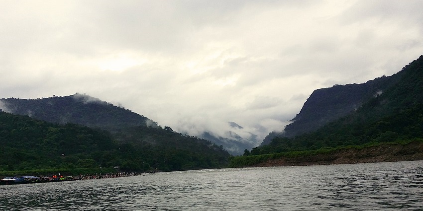 An irresistible view of a river in the Bisnakandi hill station beneath a layer of white floating clouds.
Viewers of this file can see comments and suggestions