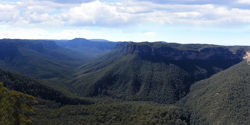 A view of the Three Sisters in Katoomba town, in the Blue Mountains, one of the most beautiful hill stations in Australia.