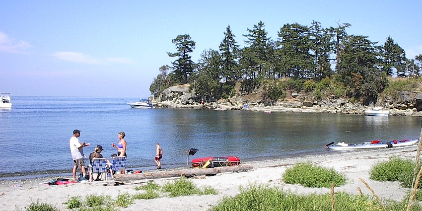 Enjoy a romantic private picnic on a secluded motu (islet), surrounded by pristine waters.
