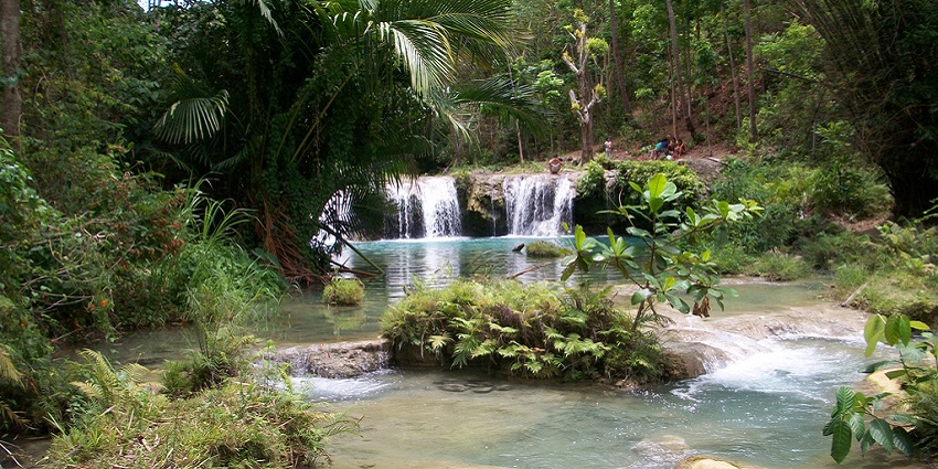 Cambugahay Falls in Siquijor with turquoise blue water and lush green surroundings