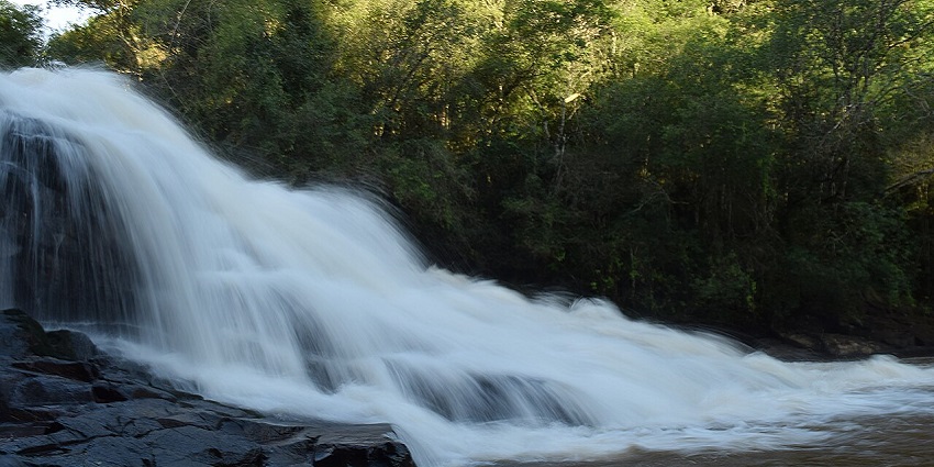 The whitish, needle-like water of Arroyo Ramón (La Cascada) streams down a rocky cliff.