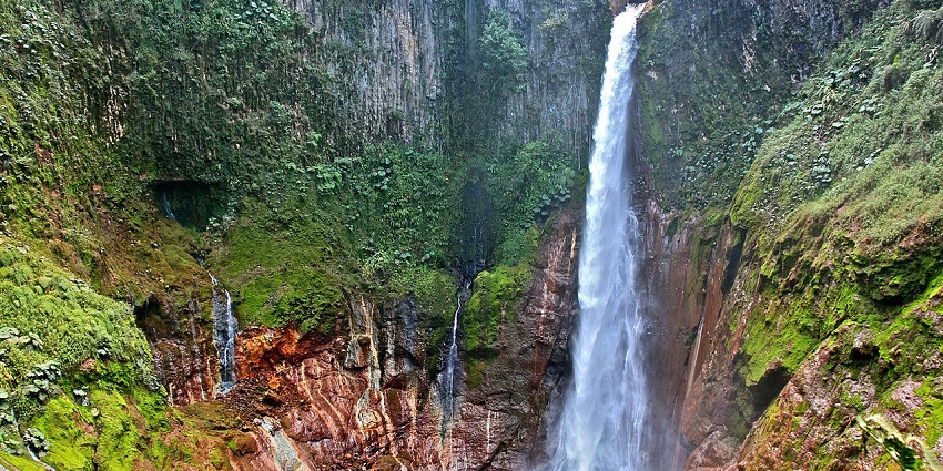 Catarata del Toro, a breathtaking sight among the most beautiful waterfalls in Costa Rica.