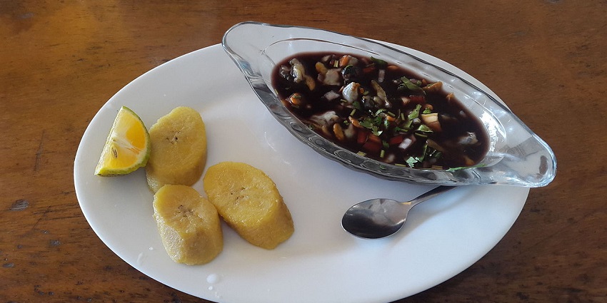 An image showing a bowl of ceviche de pianguas, the best food in Costa Rica.