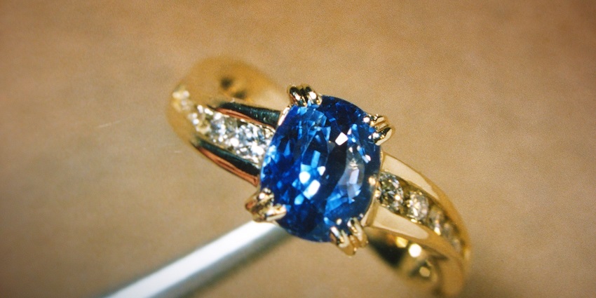 An image of a Ceylon sapphire ring, one of the best things to buy in Sri Lanka.