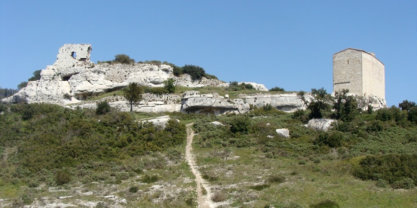 Ancient hilltop chapel with views – a peaceful thing to do in apt france.