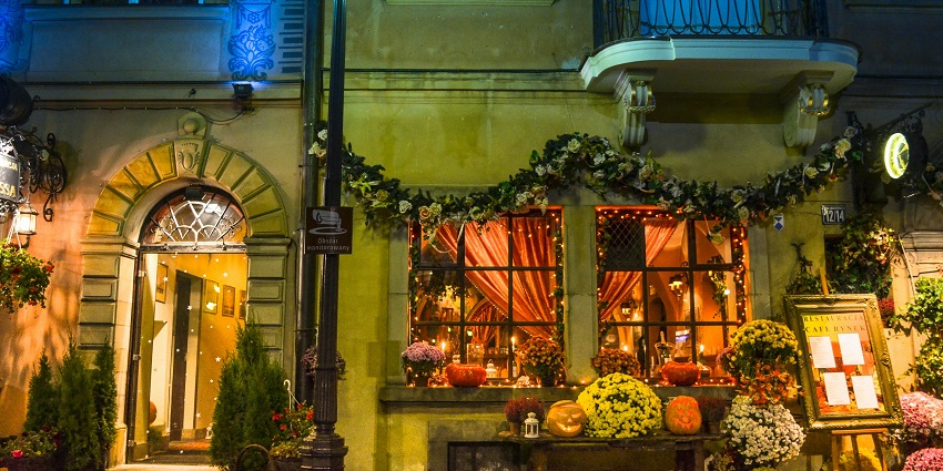 An image of the exterior of a cosy cafe similar to the Tippling House in Aberdeen.