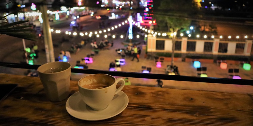 An image showing a cosy café resembling a famous late-night cafe in Al Ain.