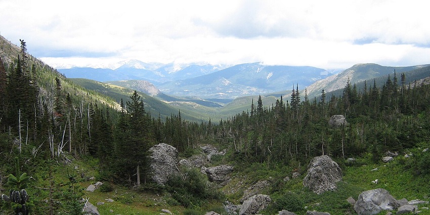A scenic mountain corridor with rich coal mining history and dramatic views of the Rockies, among the best places to visit near Calgary.