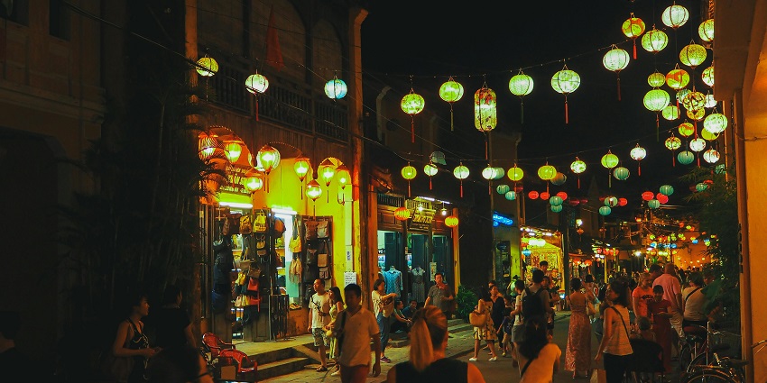 The view of the Da Nang market at nighttime with tourists wandering along