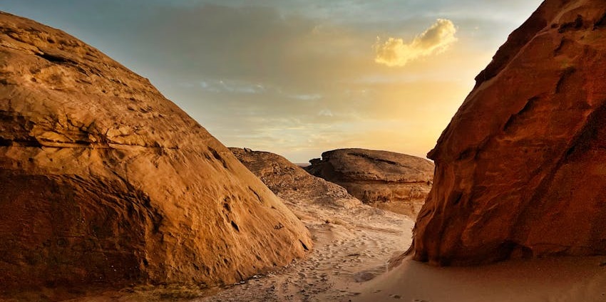 An image of the Dahl Al-Maqlaq which is one of the most difficult caves to ascend.