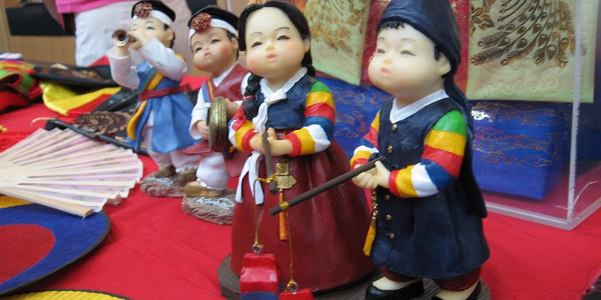 Dak paper dolls in traditional hanbok outfits, handcrafted to depict Korean folktales, history, and daily life scenes.