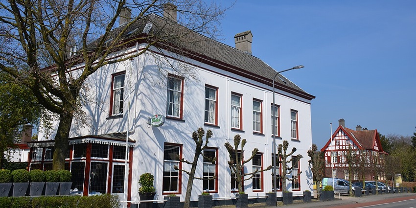 An image of the left bank Bistro; eating here is one of the top things to do in Athlone.