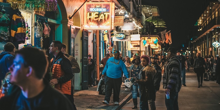 An image of people exploring the Al Ain Souq, a famous thing to do in Al Ain at night.