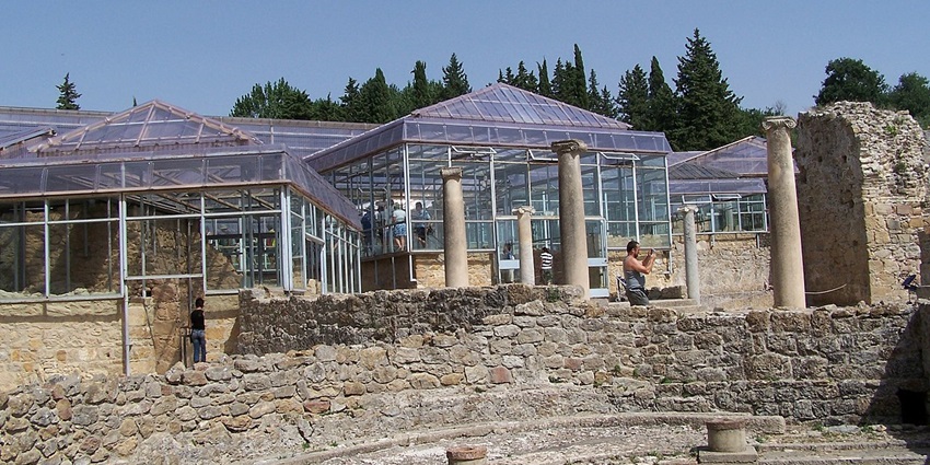  See world-famous Roman mosaics preserved in the luxurious Villa Romana del Casale near Piazza Armerina.