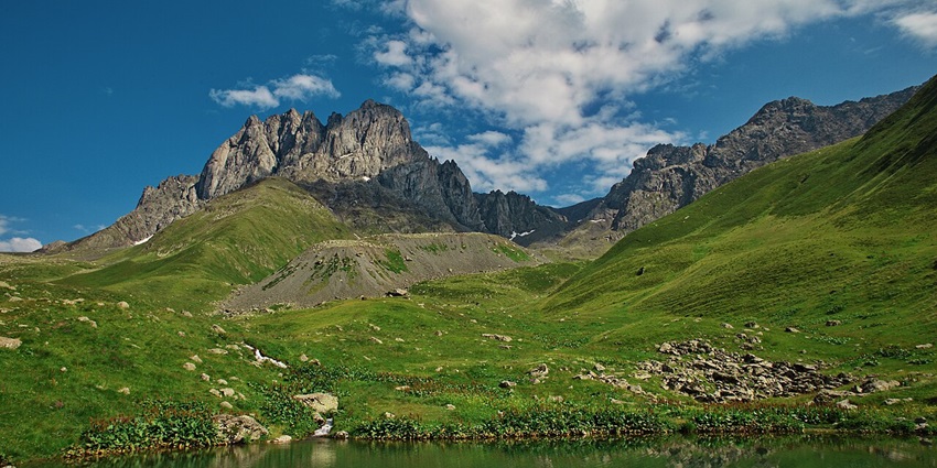 Sharp mountain peaks and green meadows in Chaukhi Valley are scenic and peaceful things to do in Kazbegi.