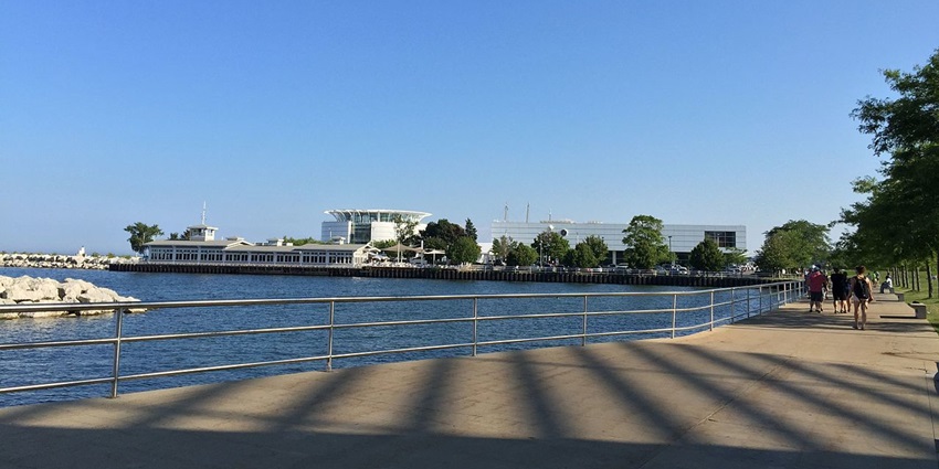 Experiment with hands-on exhibits, planetarium shows, and live science demos in this museum.