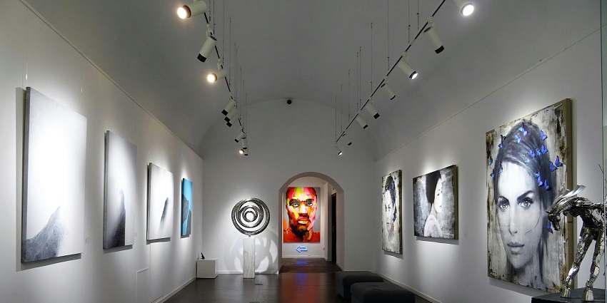 Image of paintings in a museum, resembling the Muso Kunda Museum.