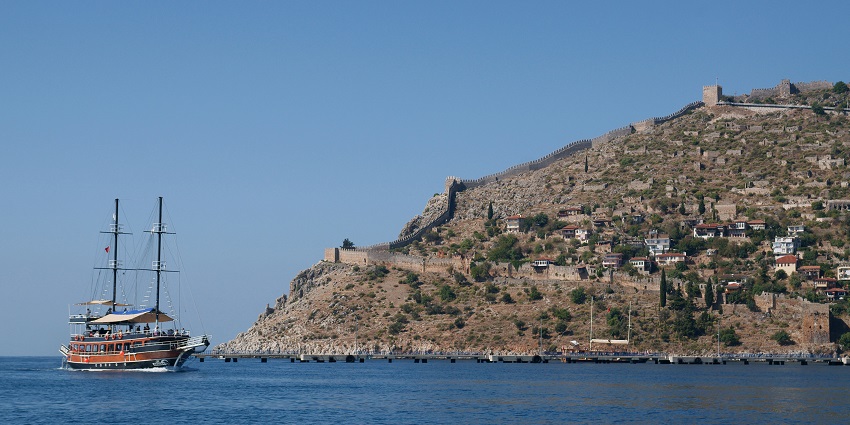 An image of people taking a boat trip along the coast, one of the things to do in Alanya Turkey