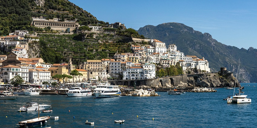 An image showing a view of the Amalfi Coast, a popular thing to see in Amalfi.