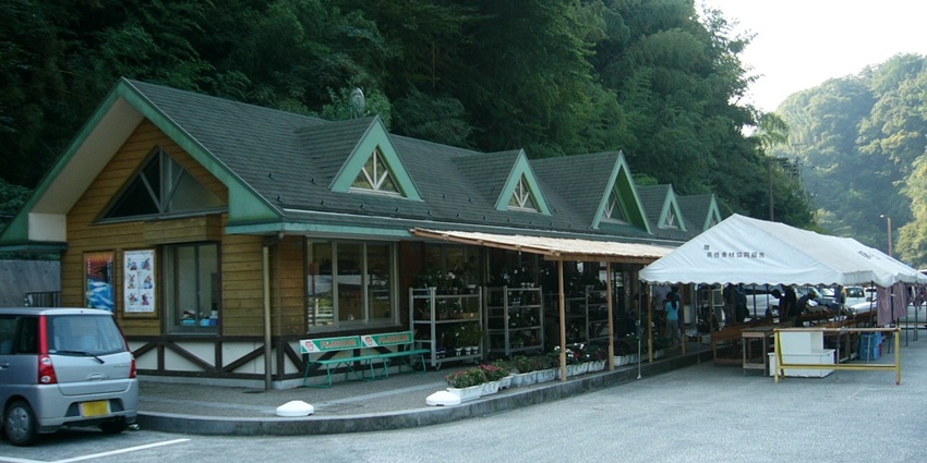Image of local snacks shop at Michi-no-Eki Aso, eating here is one of the top things to do in Aso.
