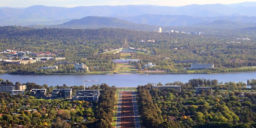Capture sweeping city and bushland views from this popular Canberra lookout point.