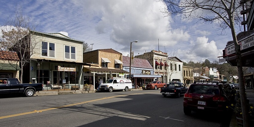 Discover historic buildings on the walking tour – one of the top things to see in Angels Camp.
