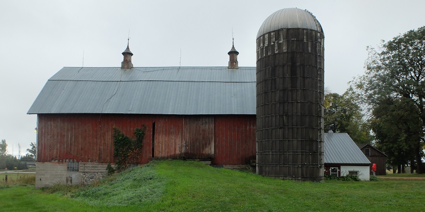 Indulge in farm-fresh ice cream and family fun at Chaney’s Dairy Barn in Bowling Green!