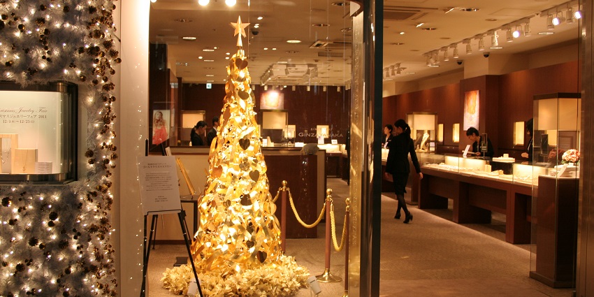 Ginza dazzles with winter which exude elegant charm with a christmas tree in sight