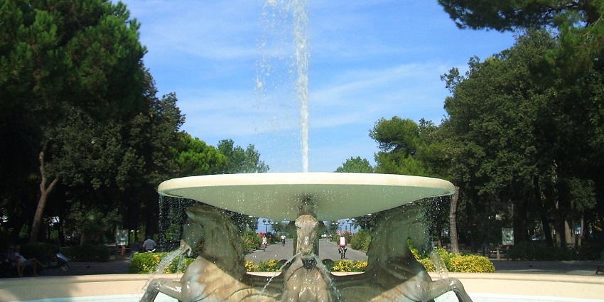 For nightlife lovers, Marina Centro offers one of the top things to do in Rimini at night.