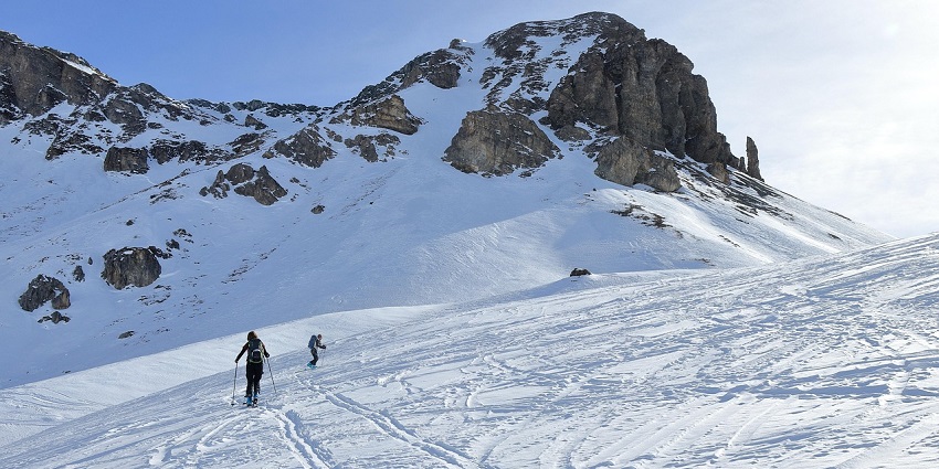 An image showing skiing at Skizone Basingstoke, one of the best things to do in Basingstoke.