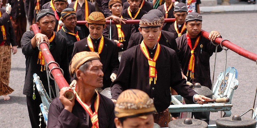 An image resembling a people enjoying traditional dances among the things to do in Bakau.
