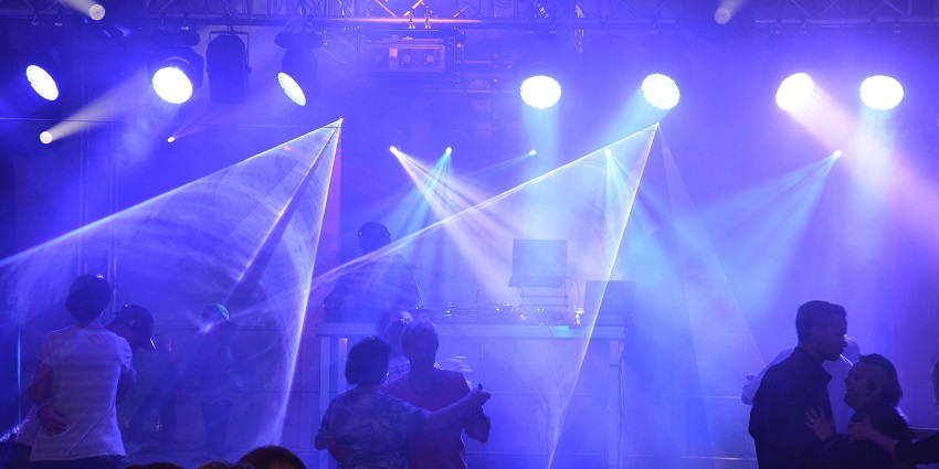 Chill with locals and huskies at Tavolino,a cozy nightspot full of Tyrian vibes!