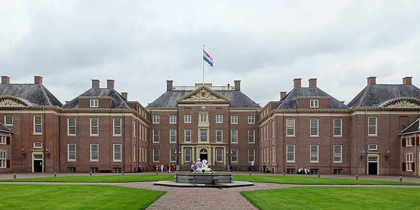 An image showing Het Loo Palace in Apeldoorn, a top thing to see in Apeldoorn.