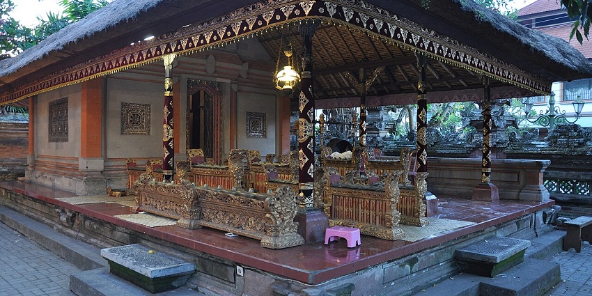 The image depicts the royal palace of Ubud, featuring traditional Balinese architecture.