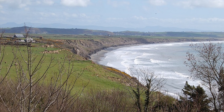 An image of the Porth Neigwl (Hell’s Mouth), among the best things to see in Abersoch.