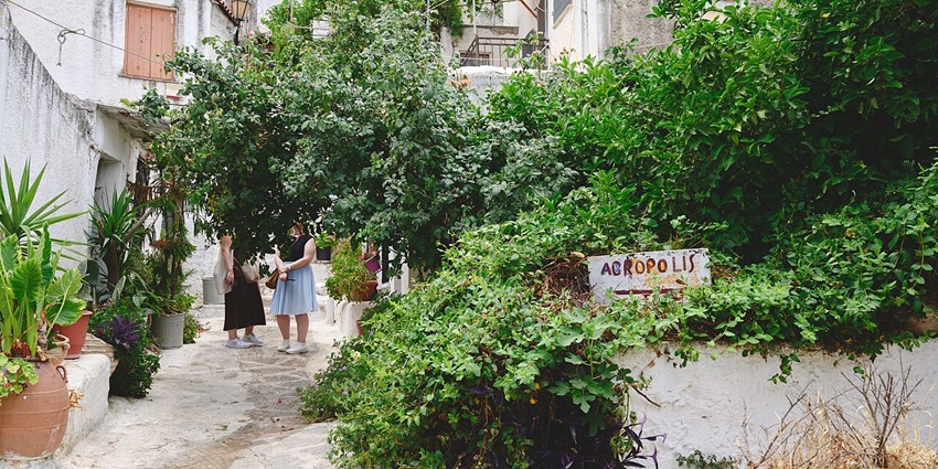 A quaint alleyway in Anafiotika, one of the unique things to see in Athens for couples.