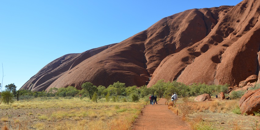 One of the best things to do in Uluru is walking the entire 10.6 km loop around the rock’s base.