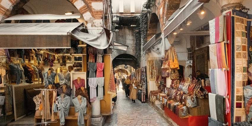 Strolling through the Central market is one of the best things to do in Port Louis for shopping lovers.
