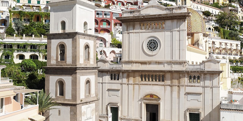 Things to do in Positano include exploring the stunning dome and historic Byzantine icon inside Positano’s Church of Santa Maria Assunta.