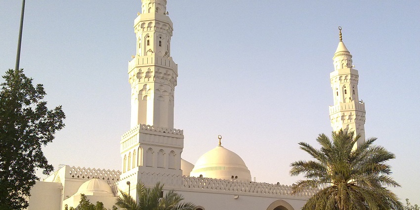 An image showing the Qiblatain Mosque, a famous thing to see in Madinah.