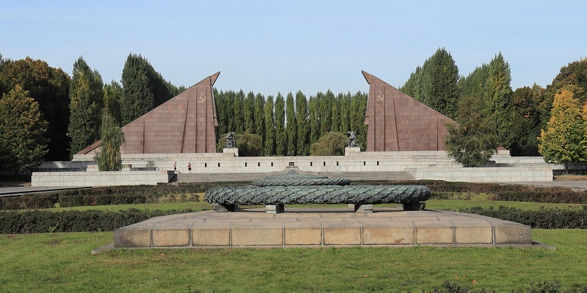 An image of a park resembling War Memorial Park, top things to do in Basingstoke.