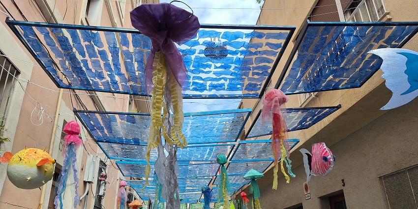 The street is decorated with jellyfish, fish, and blue panels to mimic an underwater scene.