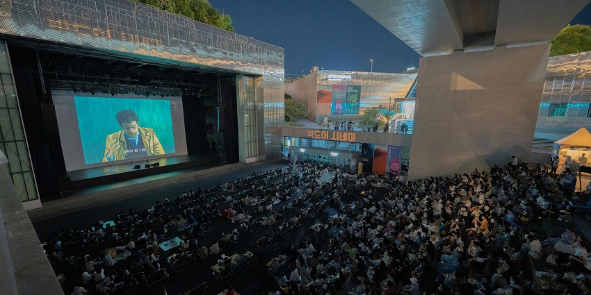 An image of a short film festival going on in the middle of the city for movie enthusiasts.