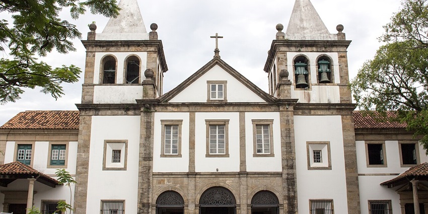 Enjoy Gregorian chants and serene interiors in this historic Benedictine monastery nestled in the heart of São Paulo.