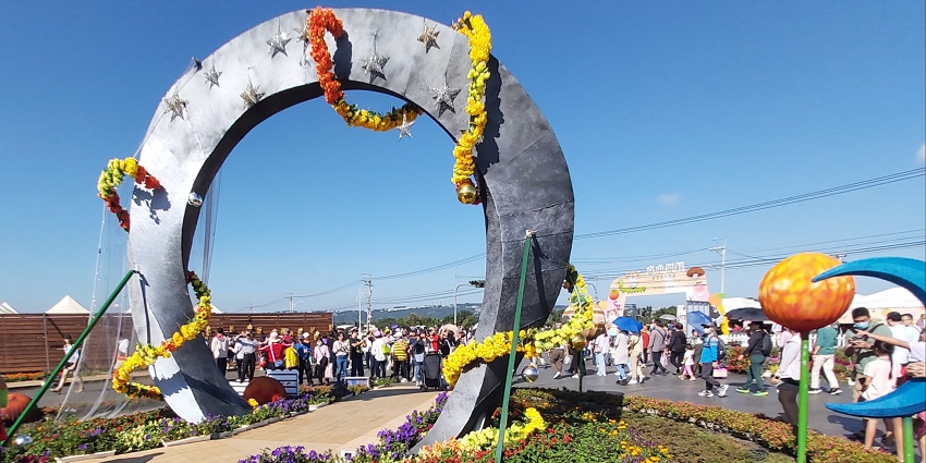 A crowd of people gathered to watch the Flower Carpet festival, one of the best festivals in Belgium.