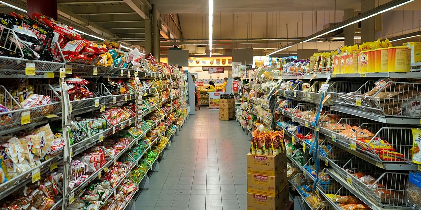 An image of a food shop offering tourists some of the cheap things to buy in London.