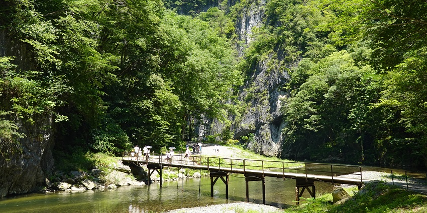 An image of Geibikei Gorge, the best valley to visit in Japan, with towering cliffs.