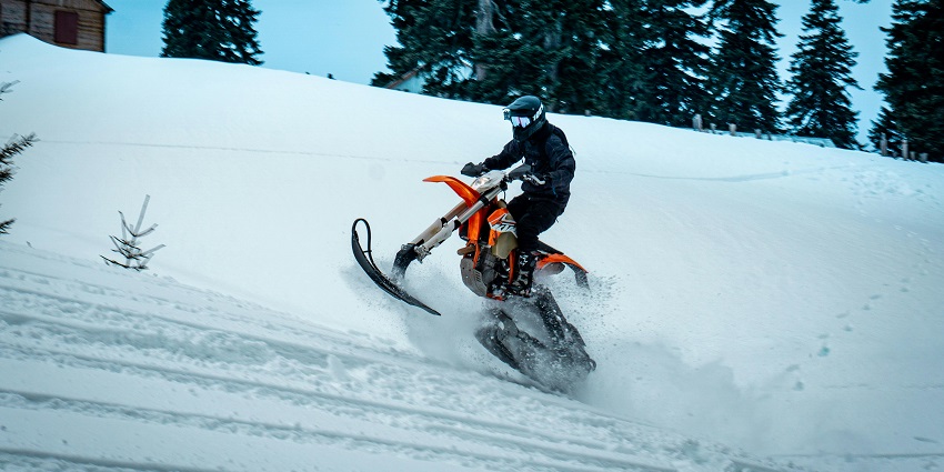 Race across snowy trails and admire the dramatic alpine scenery of the Lyngen mountain range.